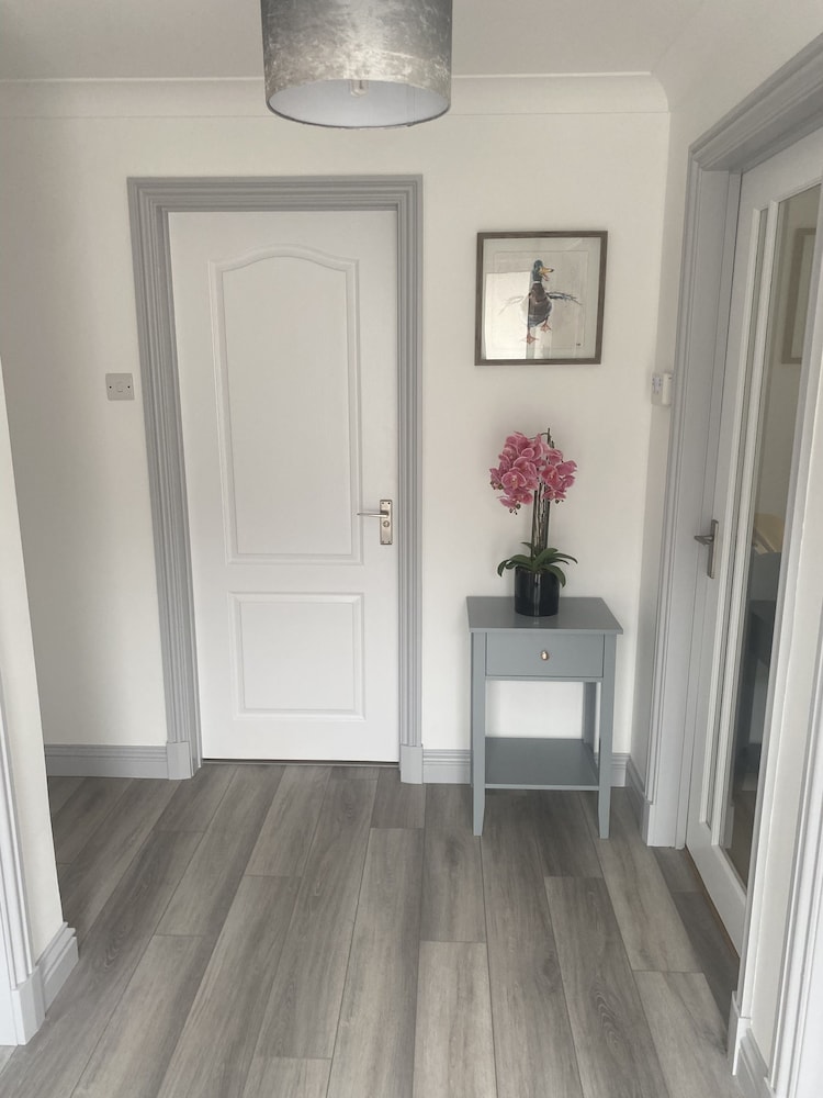 Beautiful 2 Bed Bungalow in Laugharne Situated view 5