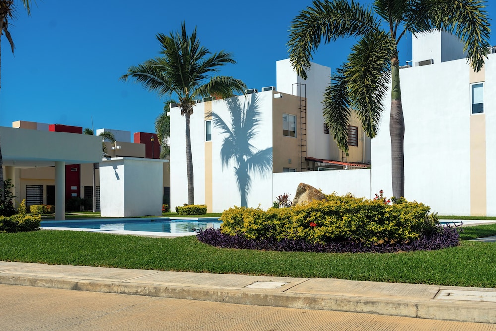 Family House with Pool 10 min airport