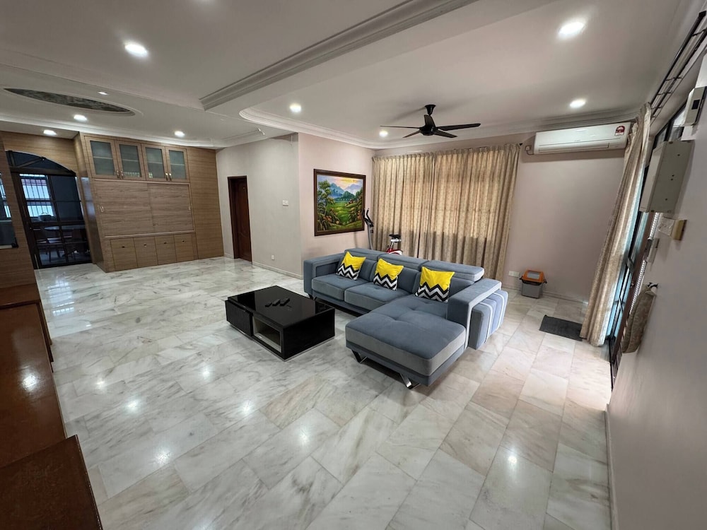 Cozy Johor Bahru Home With Family Room and Unblock Balcony View