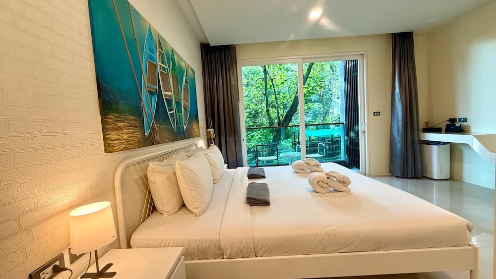 Emerald 412a - Studio With Balcony and Shared Pool