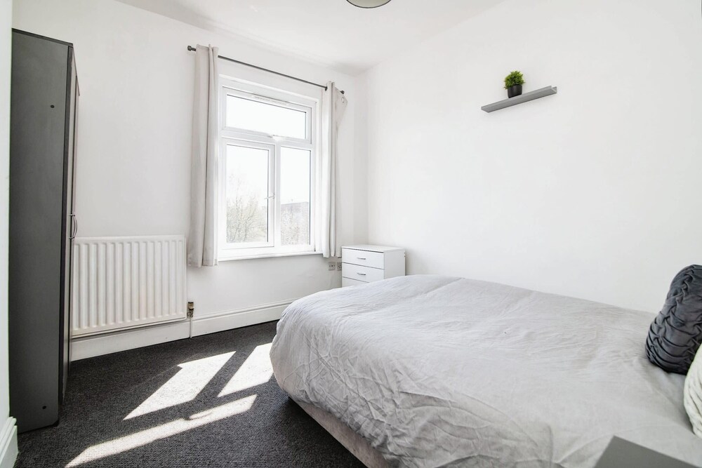 Luxury 4 bed House - 30 mins to Bham view 4