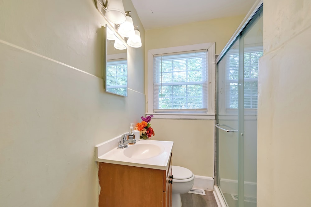 5 Mi to Uptown: Charlotte Hideaway w/ Yard