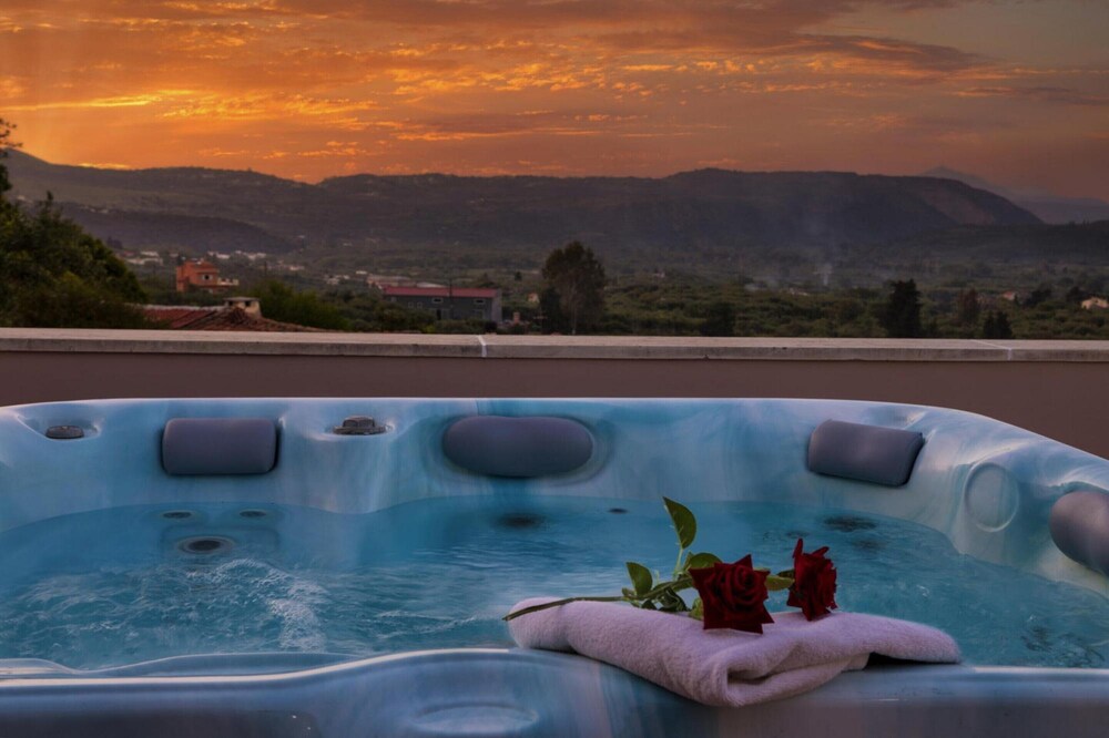 Cozy Holiday Home With Pool and Whirlpool in Maheri