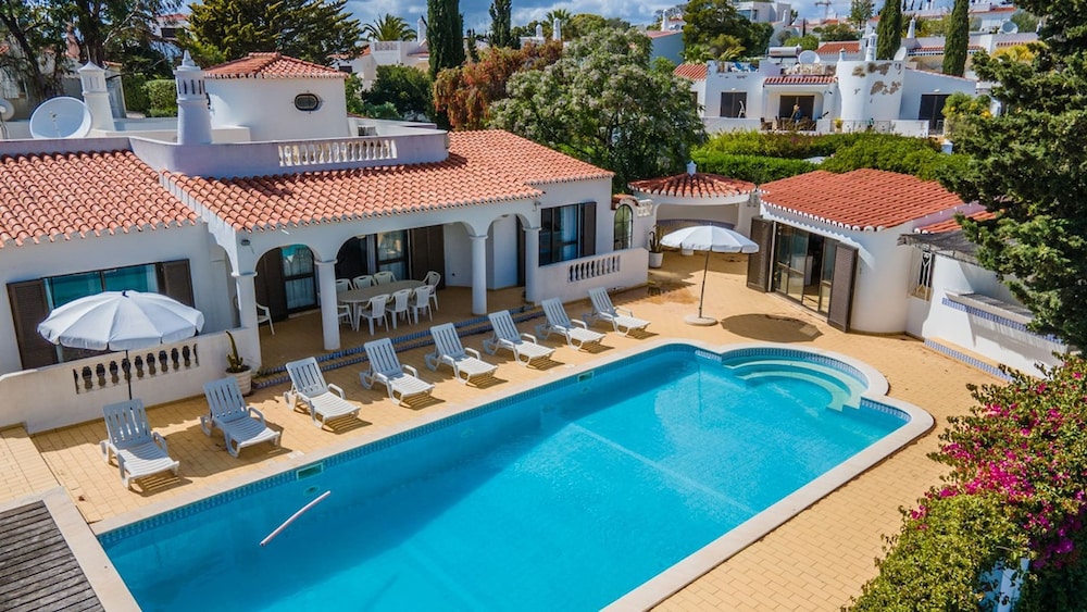 Joana Stunning Villa IS A 10 MIN Walk TO THE BEA