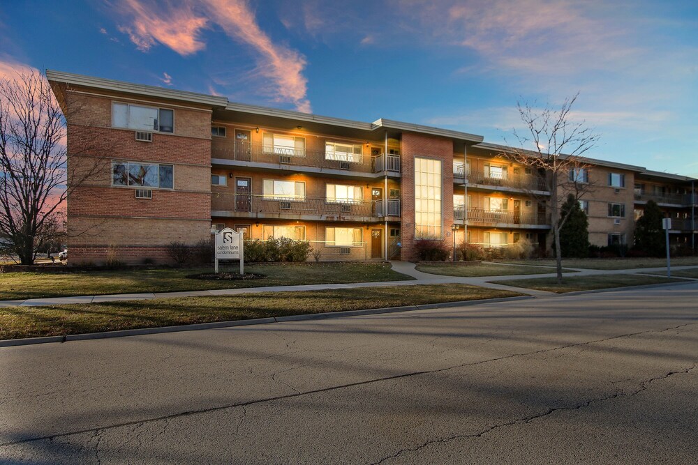 Charming 1BR Apt in Arlington Heights view 3