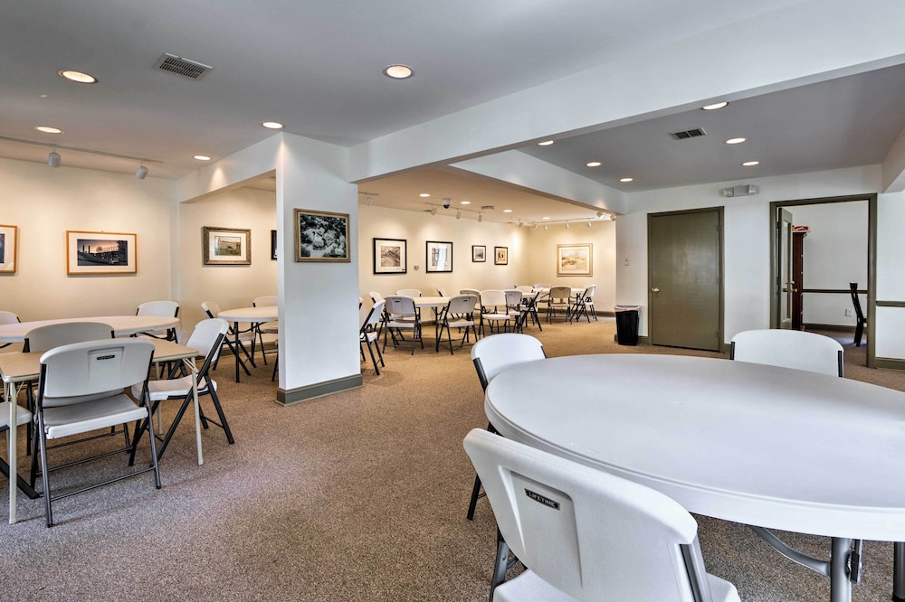 Access to Folly Field Beach & Pools: Coastal Condo