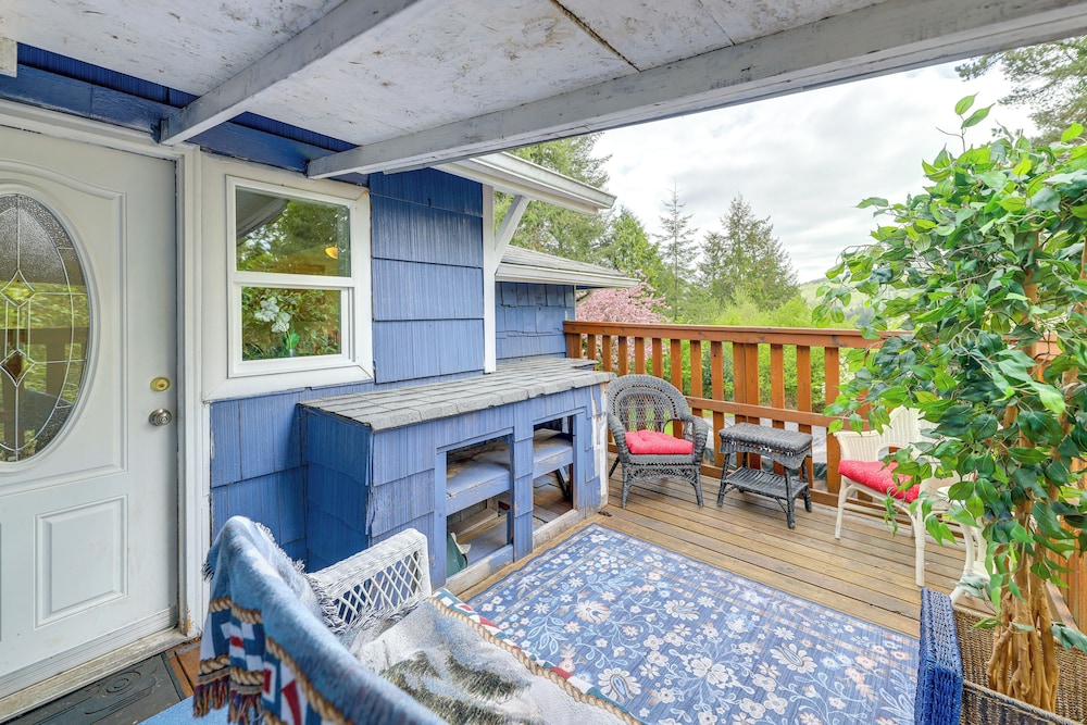 10 Mi to South Beach & Newport: Home w/ Deck!