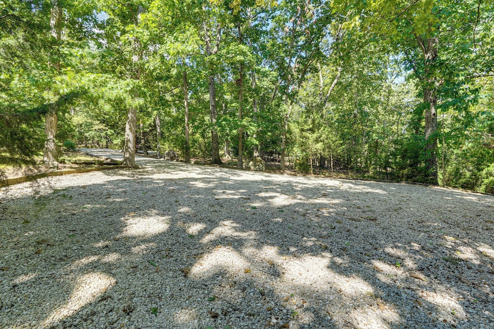 Unique Treehouse Hideaway Near Lake of the Ozarks