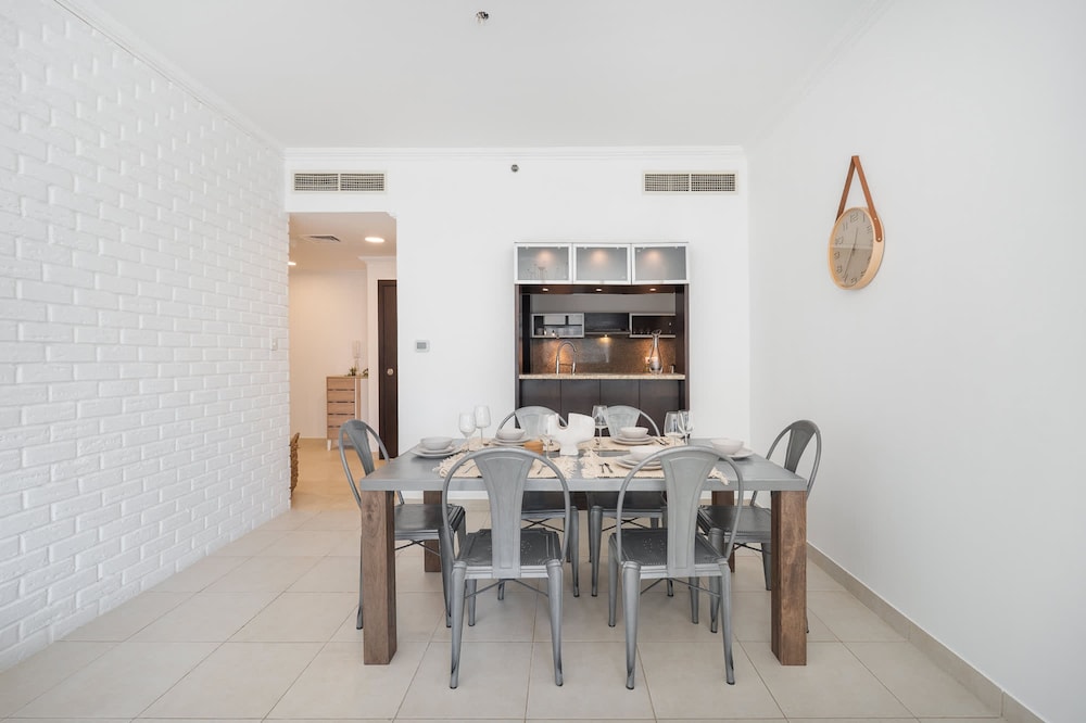 Elegant 1-bedroom Apartment for 4 in Dubai Marina