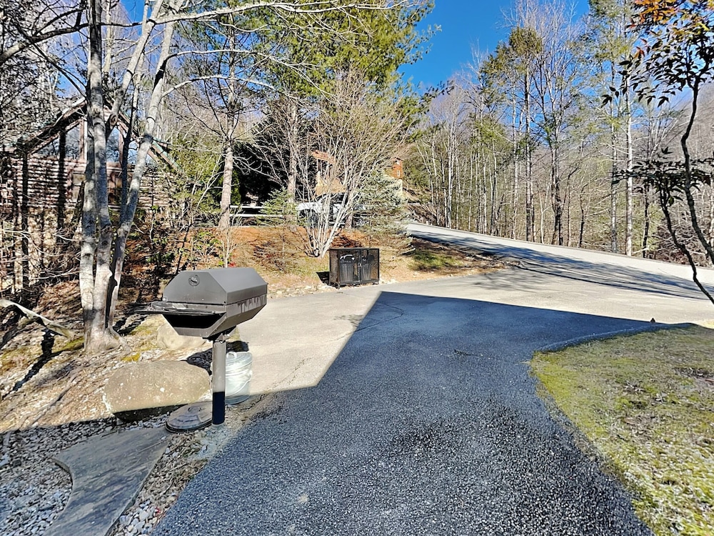 Smoky Bear Hideaway by Jackson Mountain Rentals