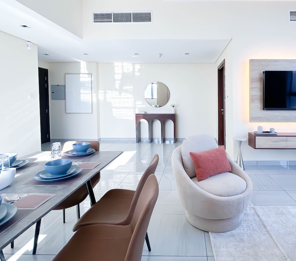 Stylish 1BR With Balcony City Views O2 Tower, JVC