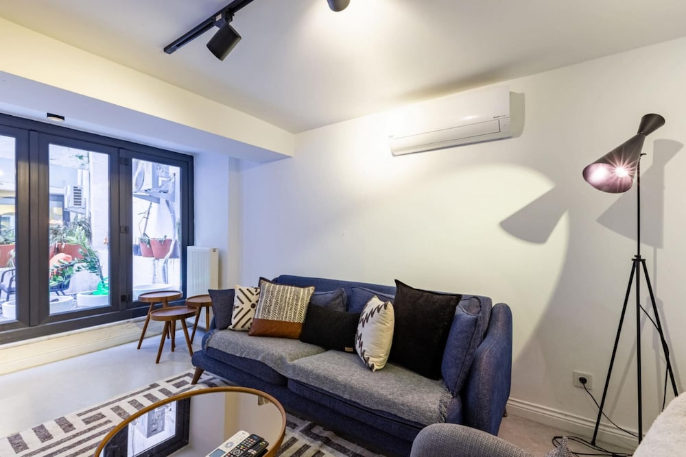 Flat 5 Min to Taksim With Backyard in Cihangir