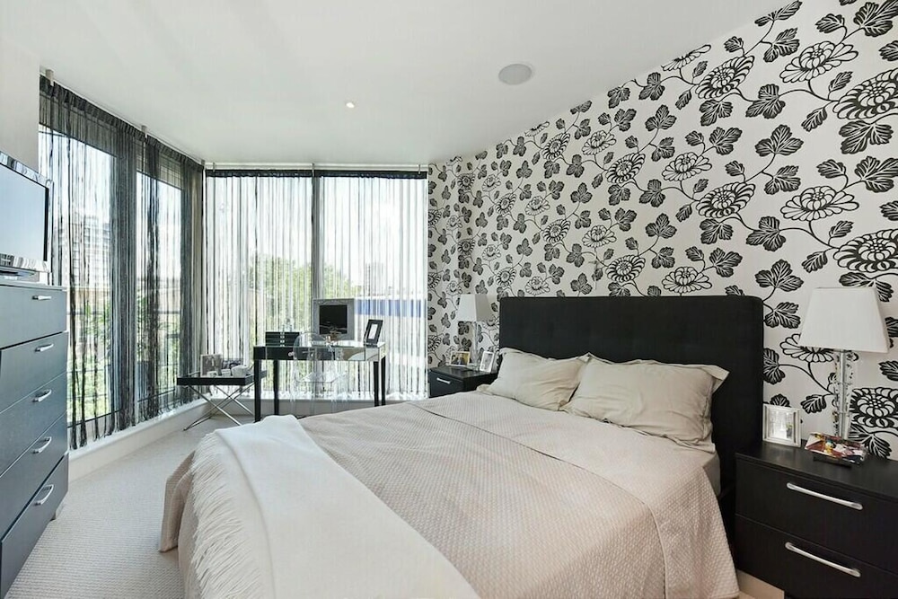 Luxury City Apartment in London Battersea Reach view 4