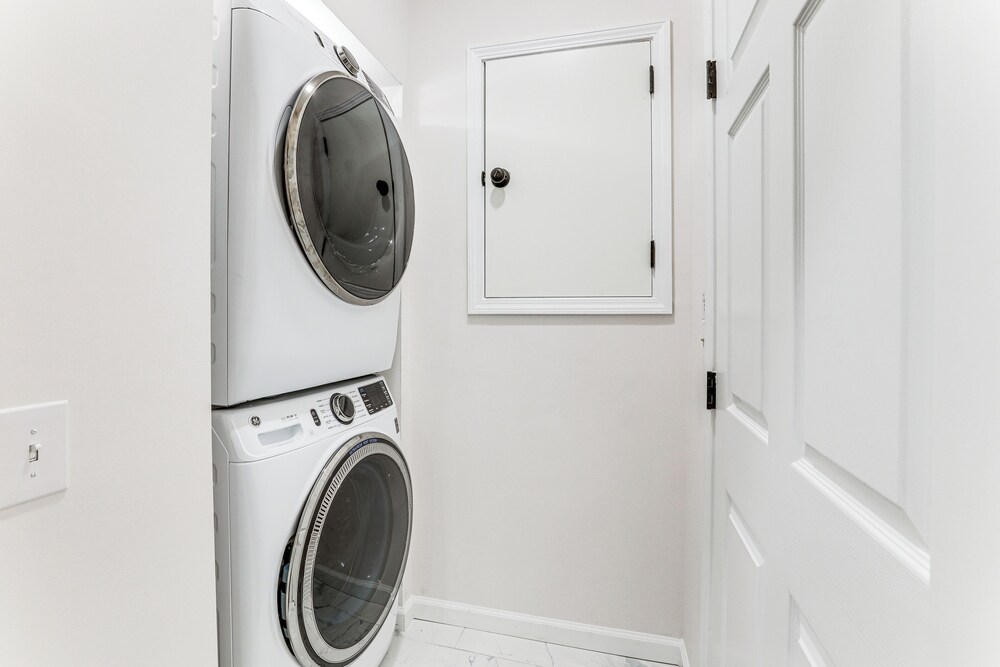 11 Mi to Marietta Square: Modern Apt w/ Yard!