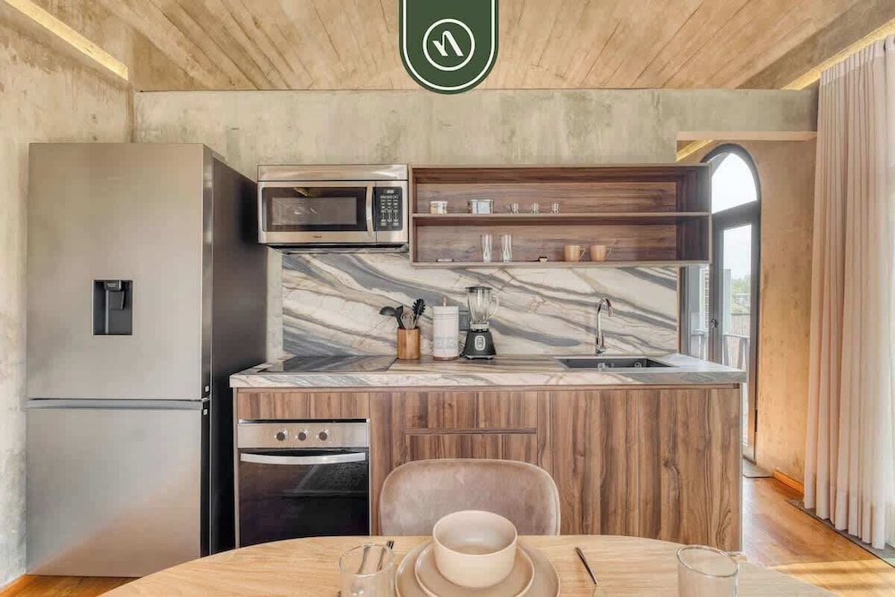 Luxury 1 BR Condo in Downtown - AC - Peaceful