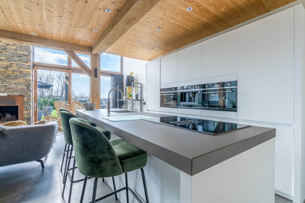Stylish Overnight Stay With a hot tub and Atmospheric Fireplace