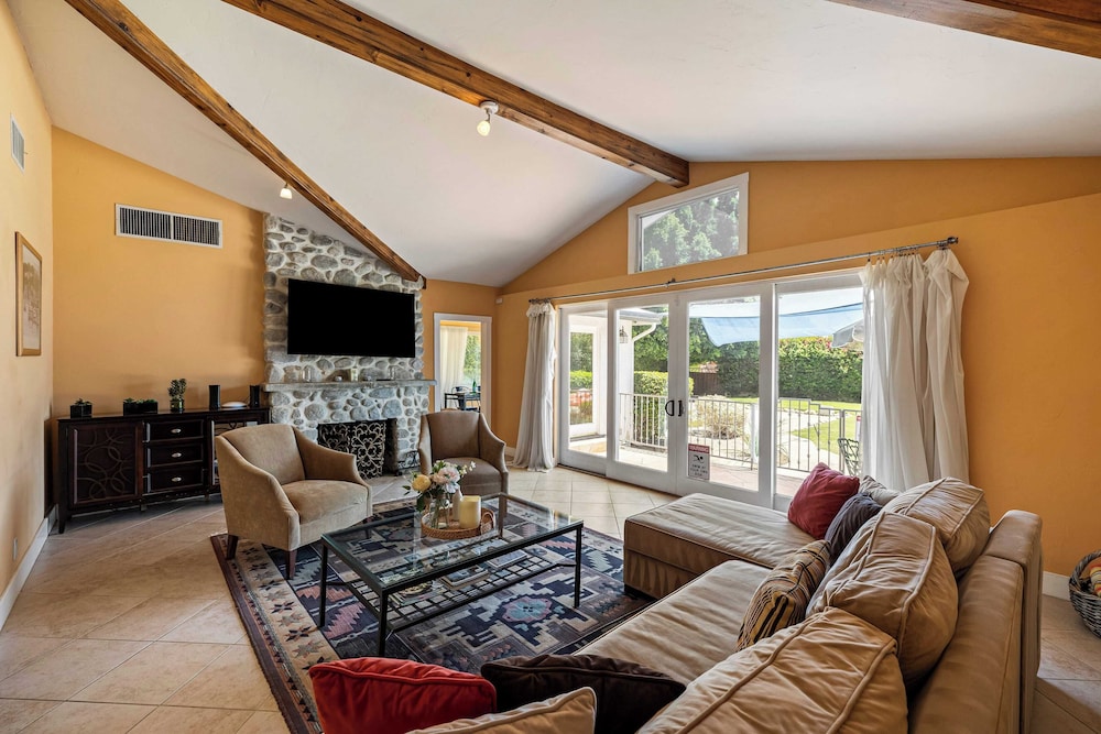 Dandelion by Avantstay Pool, 0.2mi to Downtown!
