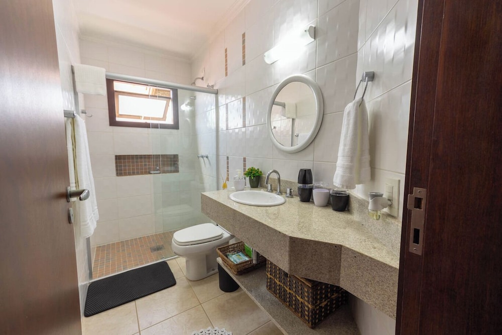 Casa com rea Gourmet e Quintal a 200 m da Praia