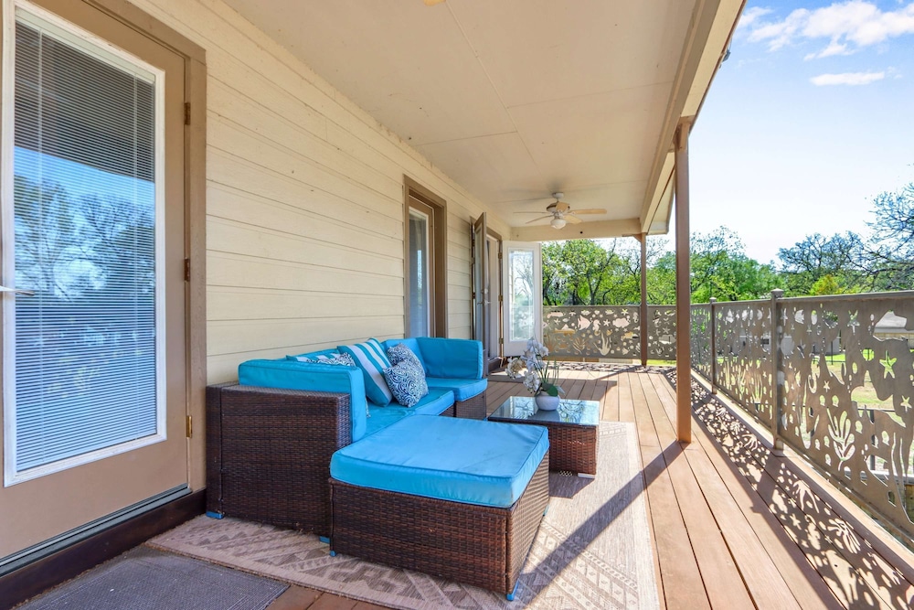 Amazing Lakefront Escape - A Stunner For Sleeps 14