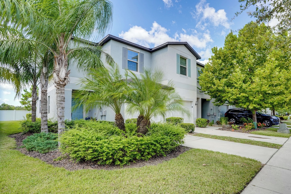 4 Mi to Brandon Exchange: Resort-style Townhome!