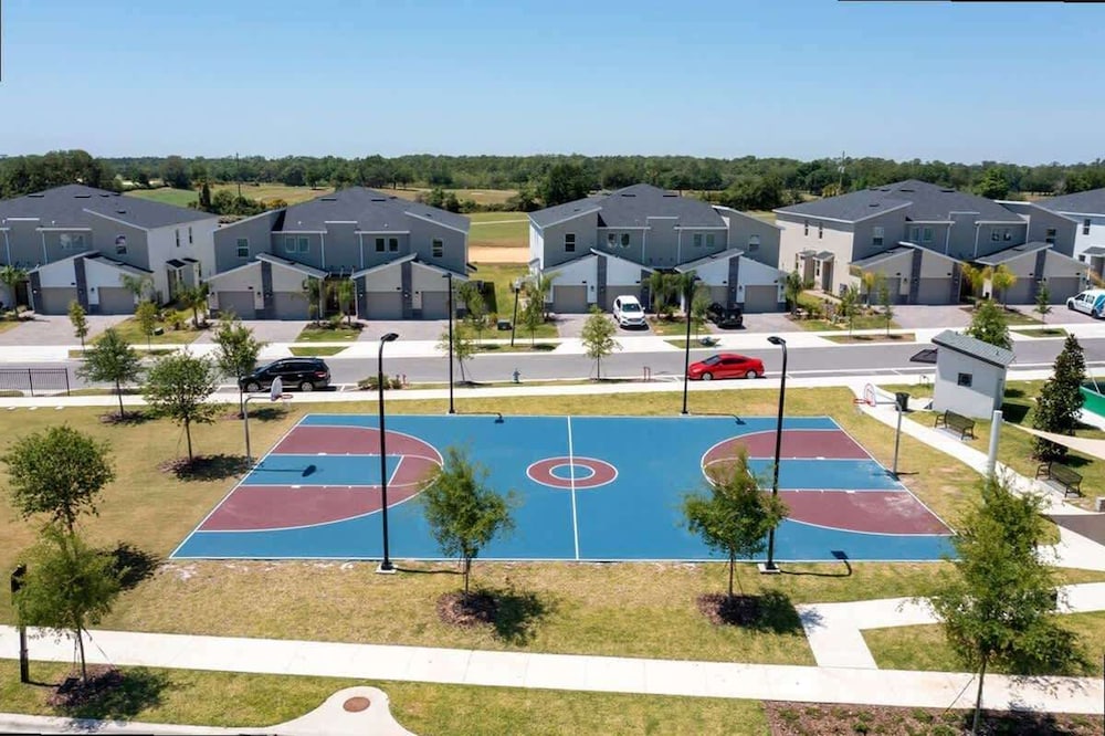 Modern 2Bd Townhome Minutes to Disney w Waterpark