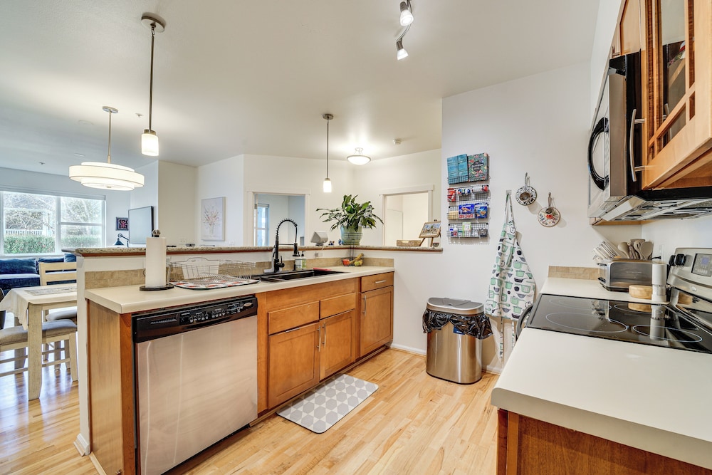 Condo 6 Mi to Lumen Field & Dtwn Seattle!