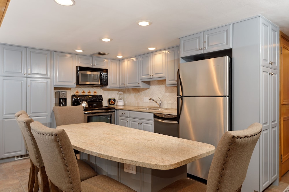 Fifth Avenue Condominiums by Frias