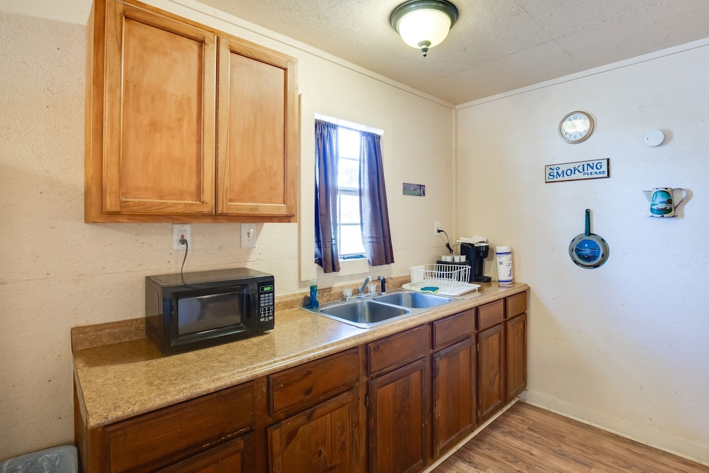 Grill & Dock Access: Waterfront Kerens Cabin view 4
