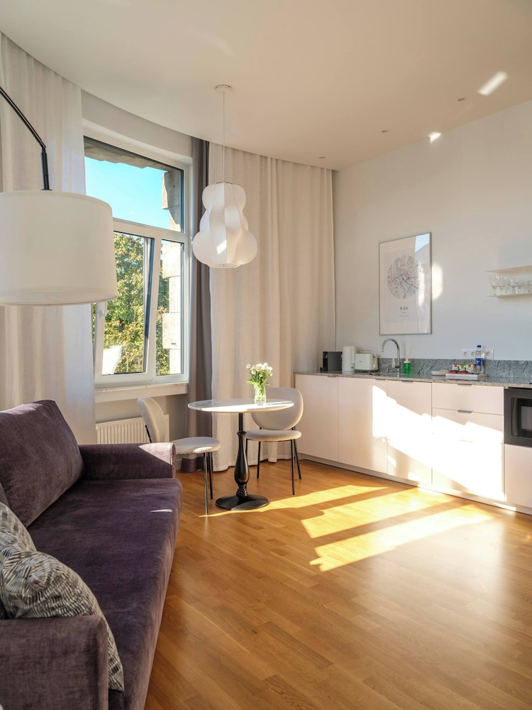 Miro Rooms Center Cloud - Quite Chic
