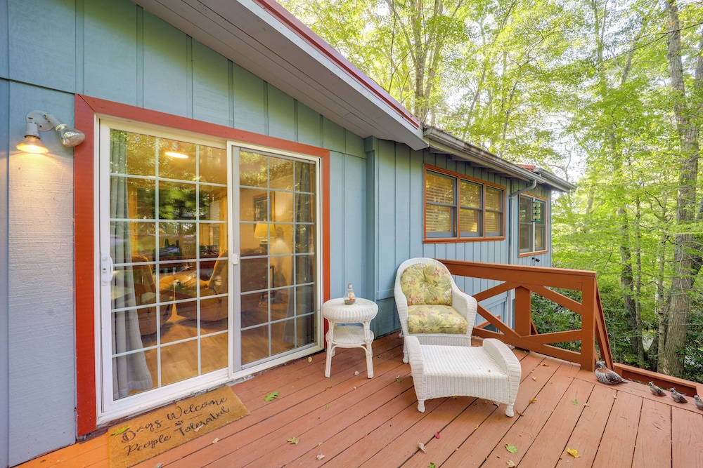 Mtn Home w/ Deck & Community Amenities in Newland