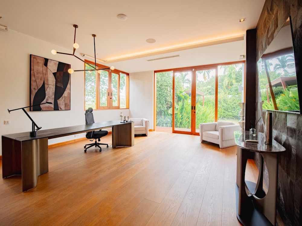 Luxurious 5bedroom White Estate Villa Private Lake