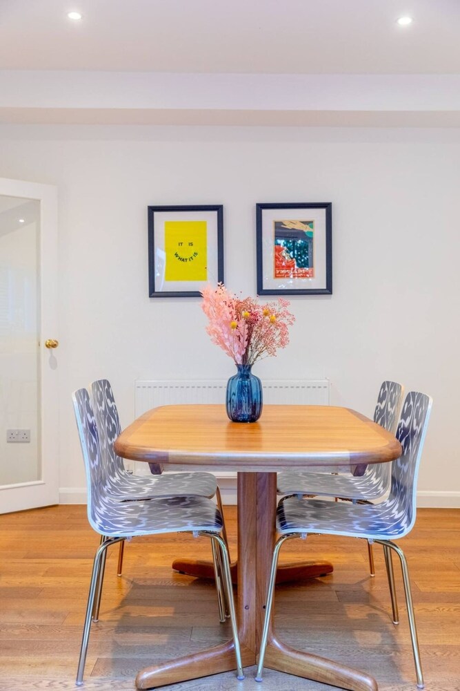 Charming 1 Bedroom Apartment in Shepherds Bush With Patio Area