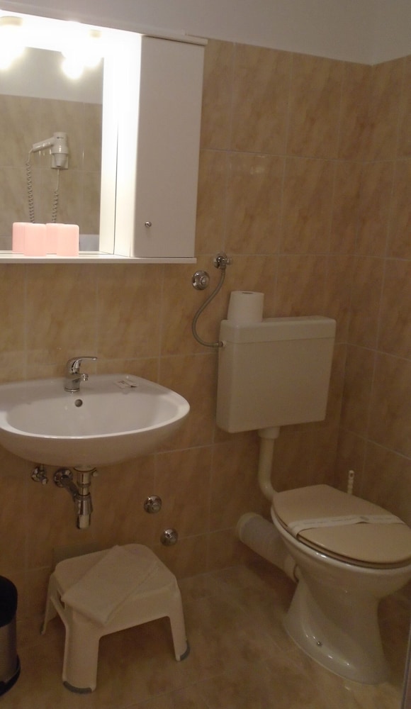 ROOMS MATEA PULA