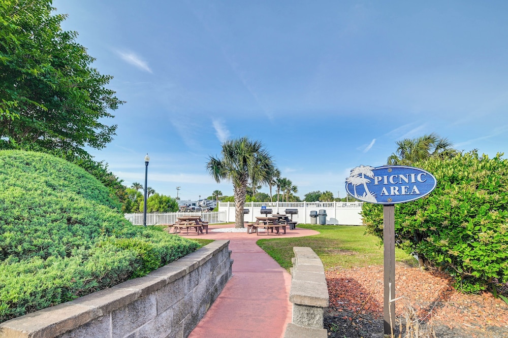 Oceanfront Resort Condo w/ Balcony in Myrtle Beach