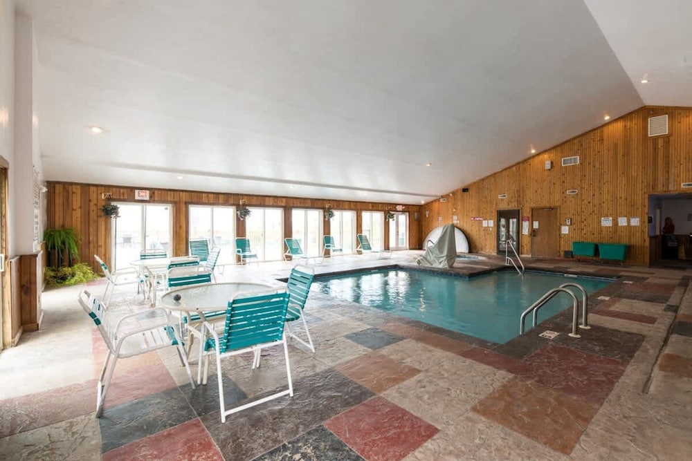 Loft Sleeps 8 Views Indoor Pool Access