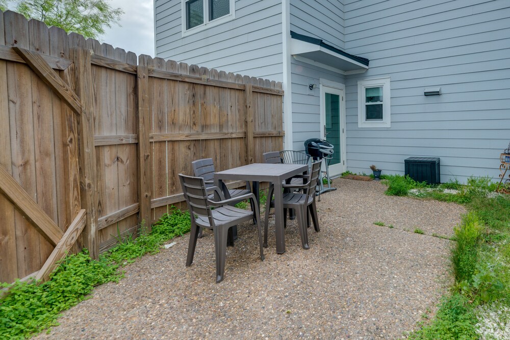 Rockport Condo ~ 6 Mi to Rockport Beach Park! view 5