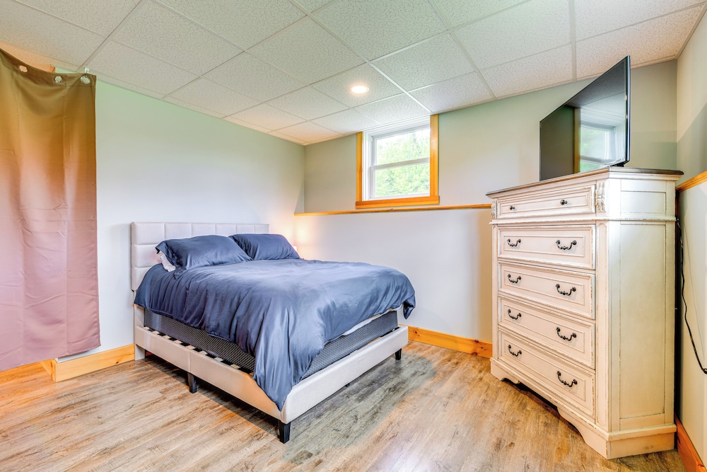 Mtn-view Home 6 Mi to Jay Peak Resort: Fish & Hike