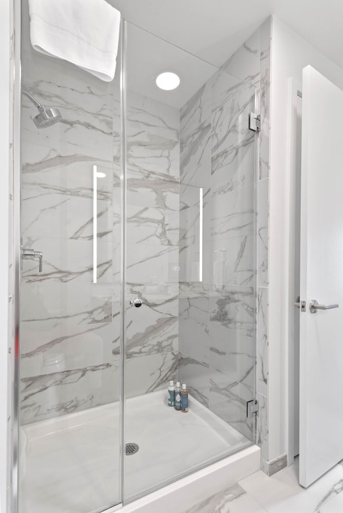 High-rise 65 Fl Apt w Lux Amenities Lake Views