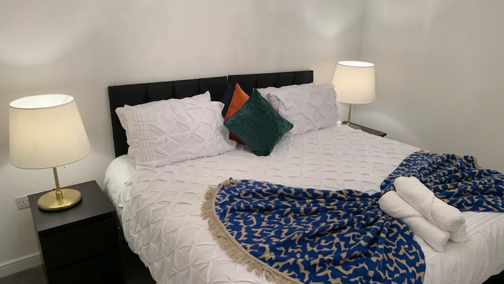 Pristine 3-bed House in Grays view 4