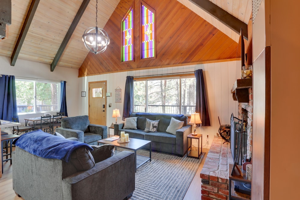 Cabin w/ Deck, Fire Pit & Big Bear Lake Access!