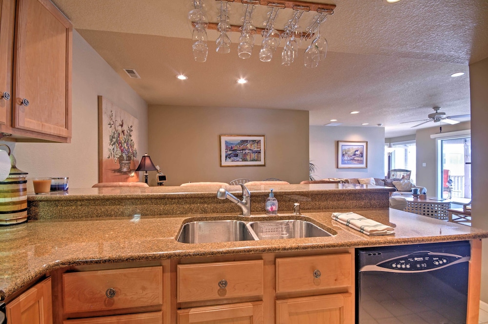 Luxe Lakeside Regatta Bay Getaway w/ Pool Access!