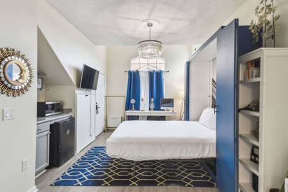 Lake Berkley 4BR Villa - Near Disney & Pool
