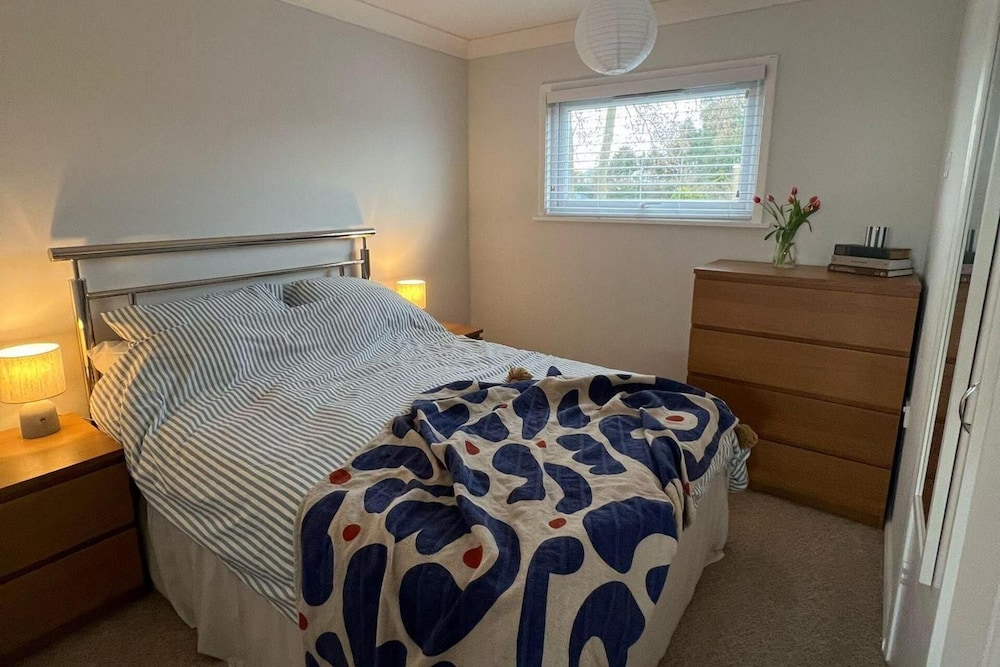 Beach Chalet - 2 Bedrooms - 4 Guests - Parking