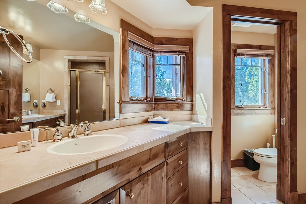 Marksberry Lodge 4 Bedroom Home by RedAwning