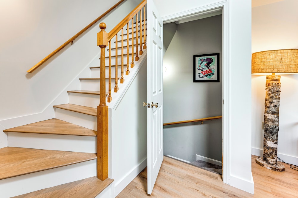 Condo w/ Deck & Grill < 5 Miles to Loon Mountain!