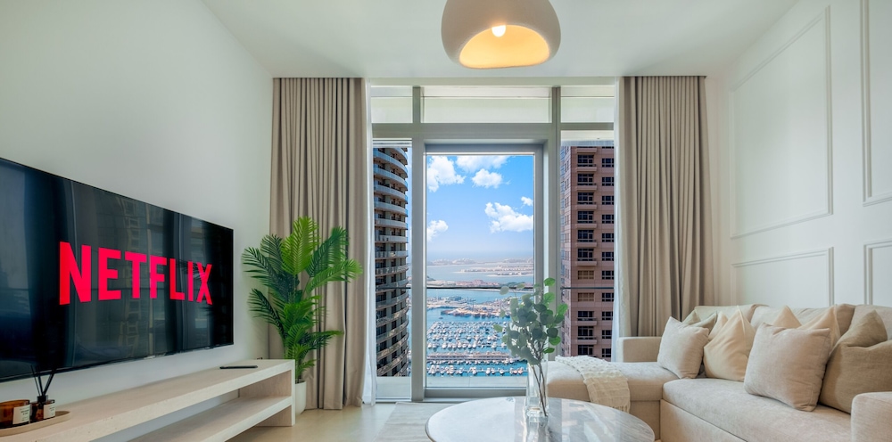 LUX The Marina Gate Sea View Suite
