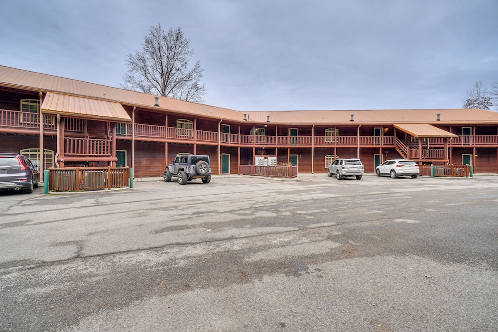 Near Hiking Trails: Gatlinburg Condo w/ Sauna!