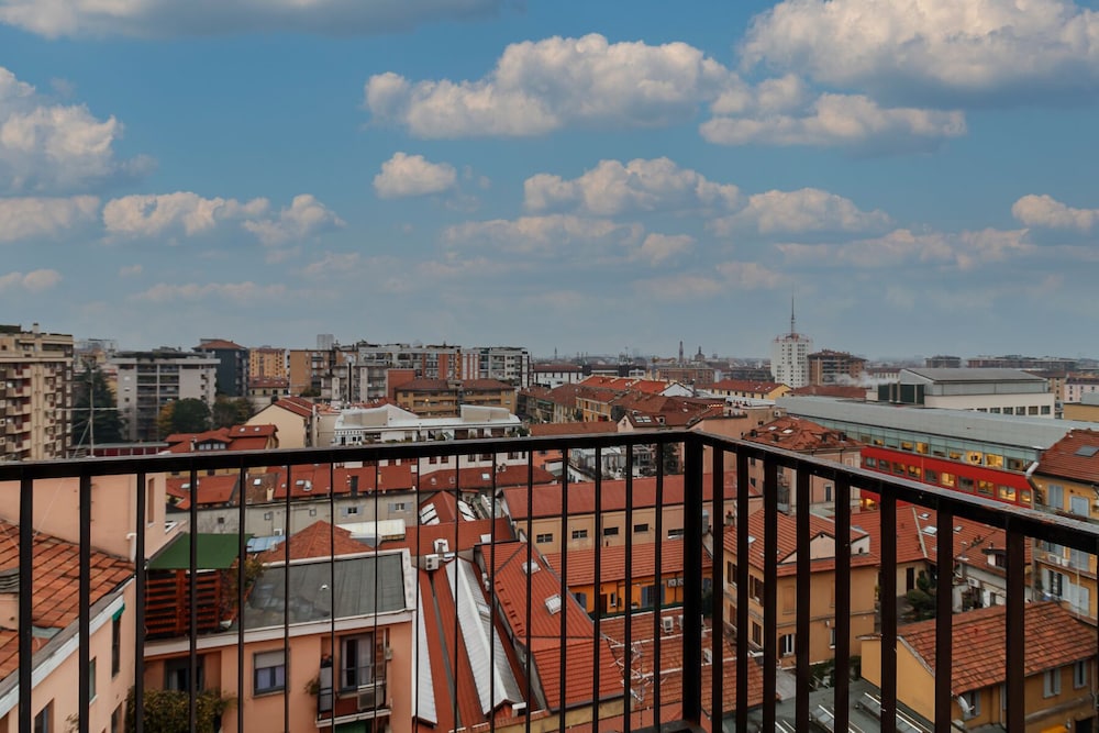 JOIVY Sleek Flat W/Balcony view 2