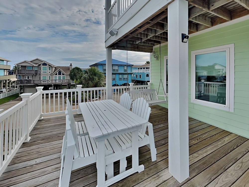 Rosé By The Bay by Ryson Vacation Rentals