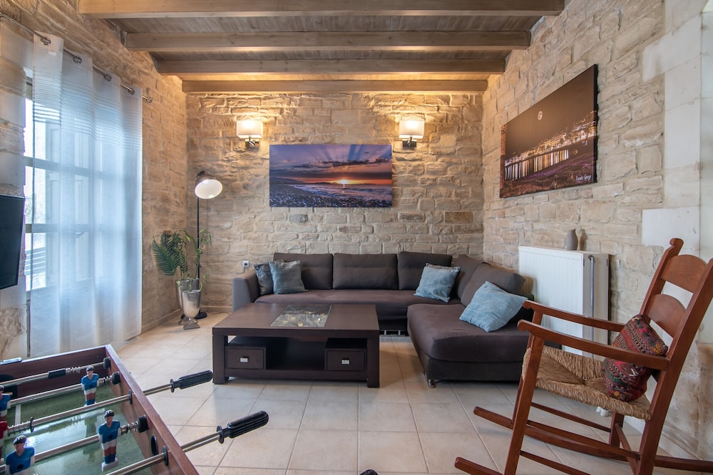 Alexandros Villa